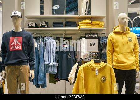 Dubai, VAE - CIRCA FEBRUAR 2019: Innenschuss des H&M-Ladens im Dubai International Airport. Stockfoto