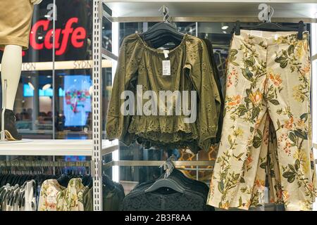 Dubai, VAE - CIRCA FEBRUAR 2019: Innenschuss des H&M-Ladens im Dubai International Airport. Stockfoto