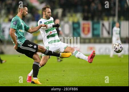 Mateusz Wieteska von Legia (L) und Flavio Paixao von Lechia (R) sind während des polnischen Ekstraklasa-Spiels zwischen der Lechia Danziger und der Legia Warschau im Einsatz. ( Endstand; Lechtia Danziger 0:2 Legia Warschau) Stockfoto