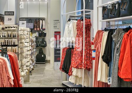 Dubai, VAE - CIRCA FEBRUAR 2019: Innenschuss des H&M-Ladens im Dubai International Airport. Stockfoto