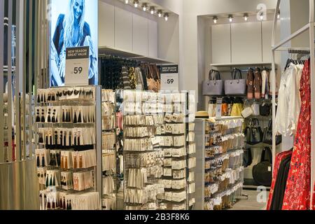 Dubai, VAE - CIRCA FEBRUAR 2019: Innenschuss des H&M-Ladens im Dubai International Airport. Stockfoto