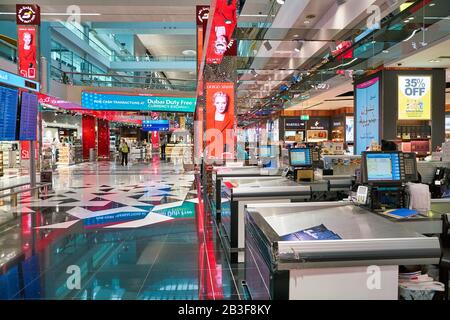 Dubai, VAE - CIRCA JANUAR 2019: Innenschuss des Dubai International Airport. Stockfoto