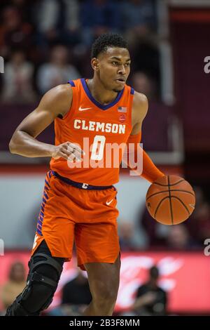 Cassell Coliseum Blacksburg, VA, USA. Januar 2020. Clemson Tigers Guard Clyde Trapp (0) bringt den Ball während der NCAA-Basketballaktion zwischen den Clemson Tigers und den Virginia Tech Hokies im Cassell Coliseum Blacksburg, VA, auf den Platz. Jonathan Huff/CSM/Alamy Live News Stockfoto