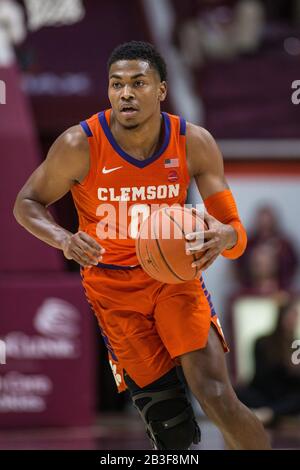 Cassell Coliseum Blacksburg, VA, USA. Januar 2020. Clemson Tigers Guard Clyde Trapp (0) betreibt die Clemson Offense während der NCAA-Basketballaktion zwischen den Clemson Tigers und den Virginia Tech Hokies in Cassell Coliseum Blacksburg, VA. Jonathan Huff/CSM/Alamy Live News Stockfoto