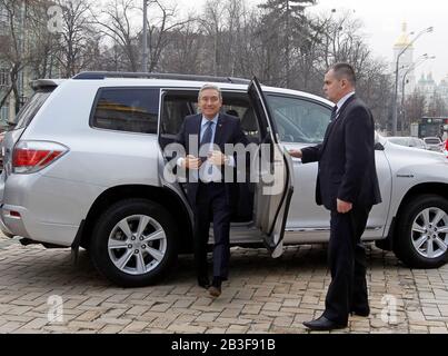 Kiew, Ukraine. März 2020. Der kanadische Außenminister Francois-Philippe Champagne steigt aus einem Auto in der Nähe der Kathedrale St. Michael's Golden-Domed in der Innenstadt von Kiew, Ukraine, aus. Außenminister Kanadas Francois-Philip Champagne besucht die Ukraine mit einem Arbeitsbesuch am 4. Bis 6. März 2020. Credit: Sopa Images Limited/Alamy Live News Stockfoto