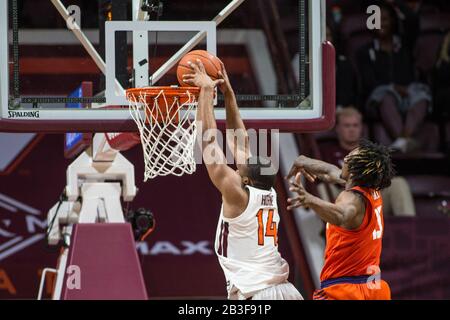 Cassell Coliseum Blacksburg, VA, USA. Januar 2020. Virginia Tech Hokies Forward P.J. Horne (14) knallt den Ball während der NCAA-Basketballaktion zwischen den Clemson Tigers und den Virginia Tech Hokies im Cassell Coliseum Blacksburg, VA. Jonathan Huff/CSM/Alamy Live News Stockfoto