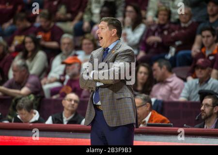 Cassell Coliseum Blacksburg, VA, USA. Januar 2020. Clemson Tigers Cheftrainer Brad Brownell schreit während der NCAA-Basketballaktion zwischen den Clemson Tigers und den Virginia Tech Hokies in Cassell Coliseum Blacksburg, VA, zu seinem Team. Jonathan Huff/CSM/Alamy Live News Stockfoto