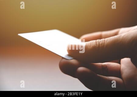 Nahaufnahme der männlichen Hände mit Kreditkarte Stockfoto