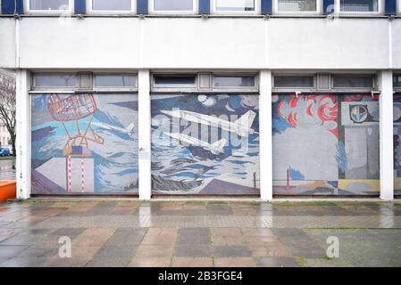 März 2020, Brandenburg, Potsdam: Drei Bilder des Mosaiks 'Man Erobert den Kosmos' von Fritz Eisel sind Bestandteile des Mosaikfrieses, bestehend aus 18 Einzelbildern im Kunst- und Kreativhaus Rechenzentrum der Stiftung Sozialpädagogisches Institut Berlin (SPI). Die architekturbezogene DDR-Kunst am ehemaligen Rechenzentrum (DVZ) des Landkreises Potsdam soll den wissenschaftlichen und technischen Fortschritt der sozialistischen Gesellschaft darstellen. Derzeit gibt es Überlegungen zur Wiederherstellung und Erhaltung der Gemälde. Foto: Soeren Stache / dpa-Zentralbild / d Stockfoto