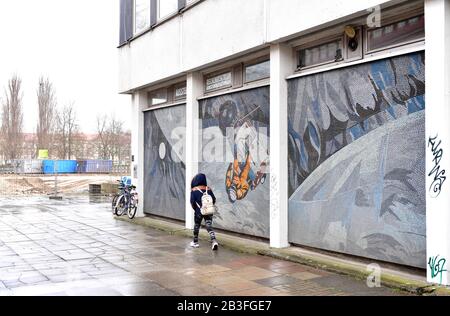 März 2020, Brandenburg, Potsdam: Drei Bilder des Mosaiks 'Man Erobert den Kosmos' von Fritz Eisel sind Bestandteile des Mosaikfrieses, bestehend aus 18 Einzelbildern im Kunst- und Kreativhaus Rechenzentrum der Stiftung Sozialpädagogisches Institut Berlin (SPI). Die architekturbezogene DDR-Kunst am ehemaligen Rechenzentrum (DVZ) des Landkreises Potsdam soll den wissenschaftlichen und technischen Fortschritt der sozialistischen Gesellschaft darstellen. Derzeit gibt es Überlegungen zur Wiederherstellung und Erhaltung der Gemälde. Foto: Soeren Stache / dpa-Zentralbild / Z Stockfoto