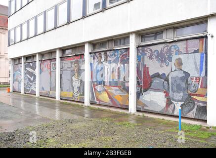 März 2020, Brandenburg, Potsdam: Sechs Bilder des Mosaiks 'Man Erobert den Kosmos' von Fritz Eisel sind Bestandteile des Mosaikfrieses, bestehend aus 18 Einzelbildern im Kunst- und Kreativhaus Rechenzentrum der Stiftung Sozialpädagogisches Institut Berlin (SPI). Die architekturbezogene DDR-Kunst am ehemaligen Rechenzentrum (DVZ) des Landkreises Potsdam soll den wissenschaftlichen und technischen Fortschritt der sozialistischen Gesellschaft darstellen. Derzeit gibt es Überlegungen zur Wiederherstellung und Erhaltung der Gemälde. Foto: Soeren Stache / dpa-Zentralbild / dpa Stockfoto