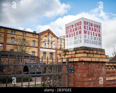 Velten, Deutschland. März 2020. Das "Ofen- und Keramikmuseum" steht auf dem Handelsdurchbruch vor dem Museum. Das Museum befindet sich im Dachgeschoss der unter Denkmalschutz stehenden Herdfabrik Schmidt, Lehmann. Kredit: Paul Zinken / dpa-Zentralbild / ZB / dpa / Alamy Live News Stockfoto