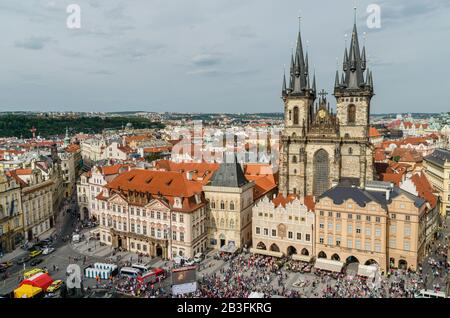 Prag, Tschechien 15. Mai 2015: Berühmter Altstadtplatz vom Alten Rathaus in Prag, Tschechien aus gesehen Stockfoto