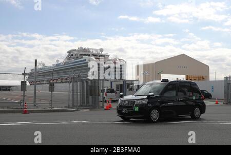 Peking, 19. Februar. März 2020. Ein Taxi fährt mit Passagieren ab, die sich vom Kreuzfahrtschiff "Diamond Princess" am Hafen von Yokohama in Japan, 19. Februar 2020, entfernt haben. UM MIT XINHUA SCHLAGZEILEN VOM 5. MÄRZ 2020 ZU GEHEN. Credit: Du Xiaoyi/Xinhua/Alamy Live News Stockfoto