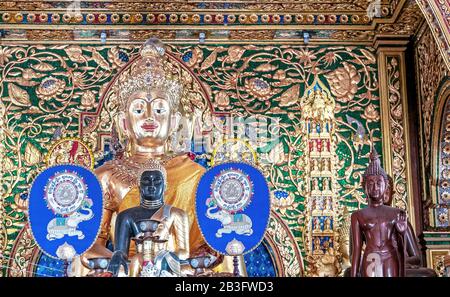 Chiang Mai, Thailand - 23. Februar 2017: Einzigartige exquisite Innenausstattung eines alten buddhistischen Wat Chedi Luang-Tempels Stockfoto