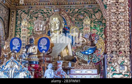 Chiang Mai, Thailand - 23. Februar 2017: Einzigartiges, exquisites Interieur im thailändischen Stil im alten buddhistischen Tempel Wat Chedi Luang Stockfoto