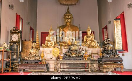 Chiang Mai, Thailand - 03. März 2020: Einzigartige exquisite Innenausstattung des alten buddhistischen Wat Suan Dok Tempels Stockfoto