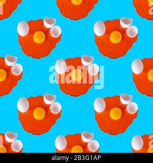 Nahtloses Muster rohe orangefarbene Eier, gelbes Eigelb, weiße Eggshell auf blauem Hintergrund isoliert, sich wiederholende Zierkulisse, Oster-Banner, Paschal-Druck Stockfoto