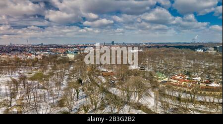 Winterpanorama, verschneit münchen im Englischen Garten mit dem chinesischen Turm. Stockfoto