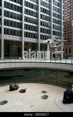 Die Skulptur der Gruppe der vier Bäume von Jean Dubuffet Und der von Isamu Noguchi entworfene versunkene Garten in einem Chase Manhattan Plaza aka 28 Liberty Street.Lower Manhattan.New York City.USA Stockfoto