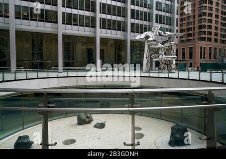 Die Skulptur der Gruppe der vier Bäume von Jean Dubuffet Und der von Isamu Noguchi entworfene versunkene Garten in einem Chase Manhattan Plaza aka 28 Liberty Street.Lower Manhattan.New York City.USA Stockfoto