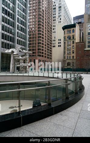 Die Skulptur der Gruppe der vier Bäume von Jean Dubuffet Und der von Isamu Noguchi entworfene versunkene Garten in einem Chase Manhattan Plaza aka 28 Liberty Street.Lower Manhattan.New York City.USA Stockfoto