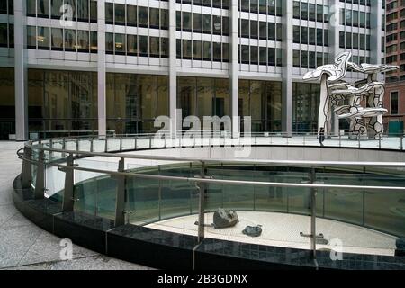 Die Skulptur der Gruppe der vier Bäume von Jean Dubuffet Und der von Isamu Noguchi entworfene versunkene Garten in einem Chase Manhattan Plaza aka 28 Liberty Street.Lower Manhattan.New York City.USA Stockfoto