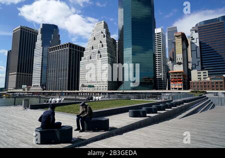 Pier 15 mit dem East River und den Gebäuden von Lower Manhattan Financial District im Hintergrund.New York City.New York.USA Stockfoto