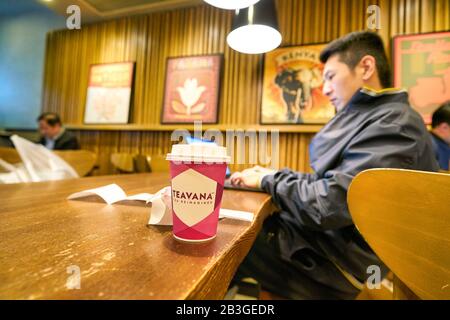 Hongkong, CHINA - CIRCA JANUAR 2019: Papierbecher auf einem Tisch bei Starbucks Coffee in Hongkong. Stockfoto