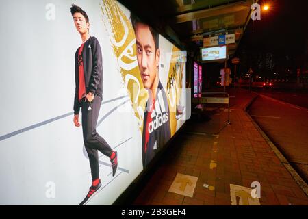 Hongkong, CHINA - 23. JANUAR 2019: Werbeplakat von adidadas in Hongkong zu sehen Stockfoto