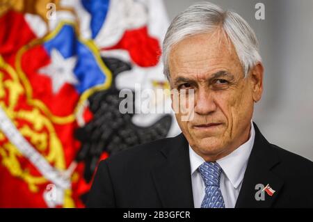 (200305) -- PEKING, 5. März 2020 (Xinhua) -- der chilenische Präsident Sebastian Pinera reagiert, als er im Präsidentenpalast La Moneda in Santiago, Chile, 3. März 2020 spricht. Die chilenischen Gesundheitsbehörden kündigten am Dienstag den ersten bestätigten Fall der COVID-19 im Land an. An dem Fall ist ein 33-jähriger Mann in der Stadt Talca in der Region Maule in Zentralchile beteiligt, der kürzlich ausgiebig durch Asien reiste und über Europa zurückkehrte, so das Institut für öffentliche Gesundheit (ISP). (Agencia Ono/Handout über Xinhua) Stockfoto