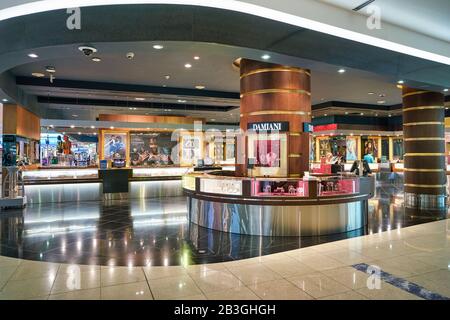 Dubai, VAE - CIRCA JANUAR 2019: Innenschuss des Dubai International Airport. Stockfoto