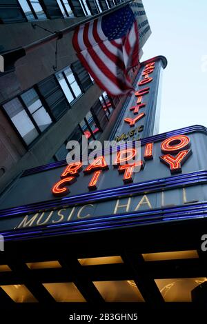 Radio City Music Hall Neonschild mit US-Flagge. Rockefeller Center.Midtown Manhattan.New York City.USA Stockfoto