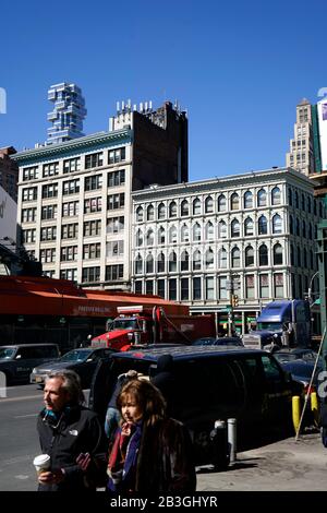 Straßenszene in der Canal Street und der Center Street in Chinatown Mit 56 Leonard Street Luxus-Eigentumswohnung im Hintergrund.Lower Manhattan.Neu York City, USA Stockfoto