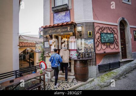 Sintra Portugal, Blick auf Touristen in einer Straße im Zentrum von Sintra, Portugal Stockfoto