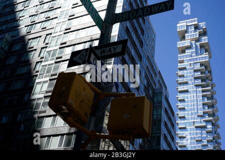 Blick auf die 56 Leonard Street, eine luxuriöse Hochhauswohnung in Leonard Street in Tribeca mit Straßensingen.Lower Manhattan.New York City.USA Stockfoto