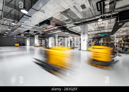 Peking, CHINA - 03. JUNI 2019: Moderne Automatisierung der Lagerproduktion in China. Stockfoto