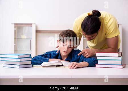 Der Vater, der seinen Sohn für Schule vorzubereiten Stockfoto