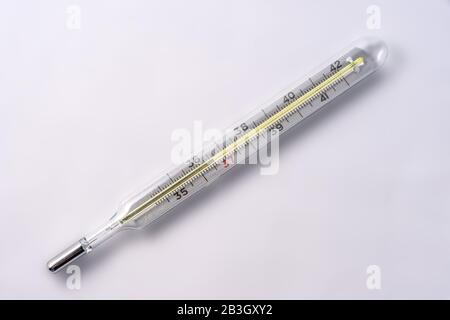 Nahaufnahme eines analogen Thermometers Stockfoto