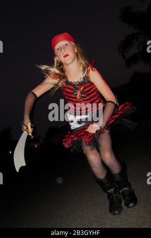 Ein Junge hat sich an Halloween als Pirat verkleidet. Stockfoto