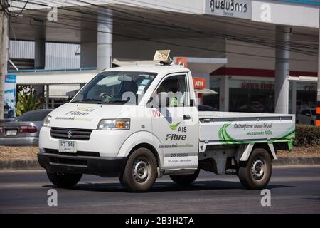 Chiangmai, Thailand - 13. Februar 2020: Suzuki Holt Lastwagen der Ais-Gesellschaft ab. Intenet und Handydienst in Thailand. Stockfoto