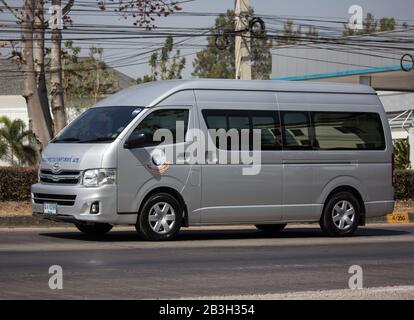 Chiangmai, Thailand - 13. Februar 2020: Privater Toyota Pendlerwagen. Foto an der Straße Nr.121 ca. 8 km von der Innenstadt von Chiangmai thailand entfernt. Stockfoto