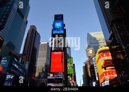 An zweiter Stelle steht die neu angemietete Plakatwand der Xinhua News Agency, die offizielle staatliche Presseagentur der Volksrepublik China, die am 2. März 2020 auf dem Times Square, New York, NY, in Betrieb gehen soll. Das US-Außenministerium hat vor kurzem eine maximale Visumquote für 100 Mitarbeiter und ihre Familien für chinesische Nachrichtenagenturen, die in den Vereinigten Staaten tätig sind, eingeführt, da China Visumverlängerungen von 5 Jahren auf 3 bis 6 Monate für ausländische Presse gekürzt hat und keine Visa für die Betroffenen verlängert Ungünstige Artikel über seine Regierung und/oder Präsident Xi Jinping geschrieben zu haben. (Anthony Behar/Sipa Stockfoto