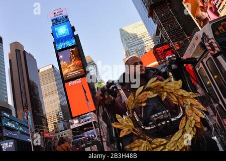 An zweiter Stelle steht die neu angemietete Plakatwand der Xinhua News Agency, die offizielle staatliche Presseagentur der Volksrepublik China, die am 2. März 2020 auf dem Times Square, New York, NY, in Betrieb gehen soll. Das US-Außenministerium hat vor kurzem eine maximale Visumquote für 100 Mitarbeiter und ihre Familien für chinesische Nachrichtenagenturen, die in den Vereinigten Staaten tätig sind, eingeführt, da China Visumverlängerungen von 5 Jahren auf 3 bis 6 Monate für ausländische Presse gekürzt hat und keine Visa für die Betroffenen verlängert Ungünstige Artikel über seine Regierung und/oder Präsident Xi Jinping geschrieben zu haben. (Anthony Behar/Sipa Stockfoto