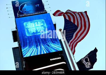 An zweiter Stelle steht die neu angemietete Plakatwand der Xinhua News Agency, die offizielle staatliche Presseagentur der Volksrepublik China, die am 2. März 2020 auf dem Times Square, New York, NY, in Betrieb gehen soll. Das US-Außenministerium hat vor kurzem eine maximale Visumquote für 100 Mitarbeiter und ihre Familien für chinesische Nachrichtenagenturen, die in den Vereinigten Staaten tätig sind, eingeführt, da China Visumverlängerungen von 5 Jahren auf 3 bis 6 Monate für ausländische Presse gekürzt hat und keine Visa für die Betroffenen verlängert Ungünstige Artikel über seine Regierung und/oder Präsident Xi Jinping geschrieben zu haben. (Anthony Behar/Sipa Stockfoto