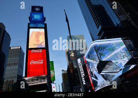 An zweiter Stelle steht die neu angemietete Plakatwand der Xinhua News Agency, die offizielle staatliche Presseagentur der Volksrepublik China, die am 2. März 2020 auf dem Times Square, New York, NY, in Betrieb gehen soll. Das US-Außenministerium hat vor kurzem eine maximale Visumquote für 100 Mitarbeiter und ihre Familien für chinesische Nachrichtenagenturen, die in den Vereinigten Staaten tätig sind, eingeführt, da China Visumverlängerungen von 5 Jahren auf 3 bis 6 Monate für ausländische Presse gekürzt hat und keine Visa für die Betroffenen verlängert Ungünstige Artikel über seine Regierung und/oder Präsident Xi Jinping geschrieben zu haben. (Anthony Behar/Sipa Stockfoto