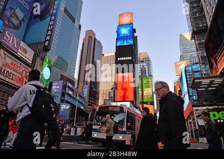 An zweiter Stelle steht die neu angemietete Plakatwand der Xinhua News Agency, die offizielle staatliche Presseagentur der Volksrepublik China, die am 2. März 2020 auf dem Times Square, New York, NY, in Betrieb gehen soll. Das US-Außenministerium hat vor kurzem eine maximale Visumquote für 100 Mitarbeiter und ihre Familien für chinesische Nachrichtenagenturen, die in den Vereinigten Staaten tätig sind, eingeführt, da China Visumverlängerungen von 5 Jahren auf 3 bis 6 Monate für ausländische Presse gekürzt hat und keine Visa für die Betroffenen verlängert Ungünstige Artikel über seine Regierung und/oder Präsident Xi Jinping geschrieben zu haben. (Anthony Behar/Sipa Stockfoto