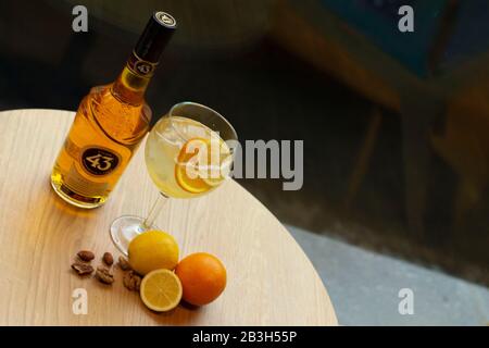 Flasche mit Likor 43 auf einem Tisch mit Garnierung serviert Stockfoto