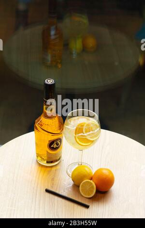 Flasche mit Likor 43 auf einem Tisch mit Garnierung serviert Stockfoto