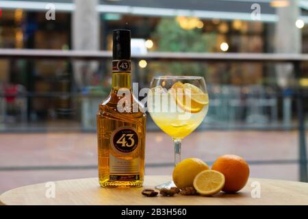 Flasche mit Likor 43 auf einem Tisch mit Garnierung serviert Stockfoto